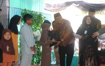 Bupati Sukabumi Asep Japar menyaksikan khitanan massal yang diikuti 155 anak dari berbagai kecamatan.