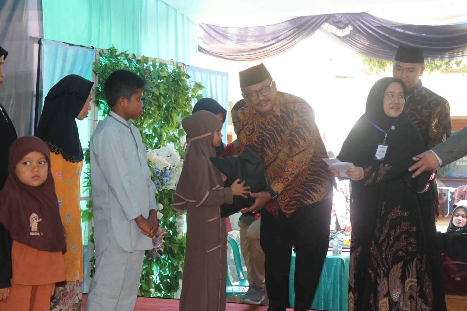 Bupati Sukabumi Asep Japar menyaksikan khitanan massal yang diikuti 155 anak dari berbagai kecamatan.