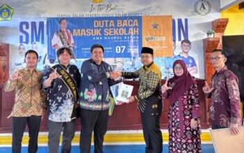 PENGHARGAAN: Kepala Diarpus Kabupaten Sukabumi, Aisah dan Perpunas saat memberikan penghargaan kepada SMK Nuurul Bayan, Kecamatan Kalapanunggal, Kabupaten Sukabumi.