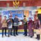 PENGHARGAAN: Kepala Diarpus Kabupaten Sukabumi, Aisah dan Perpunas saat memberikan penghargaan kepada SMK Nuurul Bayan, Kecamatan Kalapanunggal, Kabupaten Sukabumi.