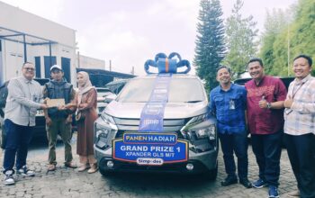 HADIAHNYA NYATA: Pinca BRI Sukabumi, Duta Okki Wicaksono (kiri) menyerahkan hadiah mobil Xpander langsung kepada pemenang PHS Semester II/2024 yang juga nasabah BRI Unit Sukabumi Timur Sukabumi, Resa Restu Efendi disaksikan para kepala unit di kantor BRI BO Sukabumi Jalan Jenderal A Yani No.38 Kota Sukabumi, Jumat(8/8/2025).(sri/radarsukabumi)