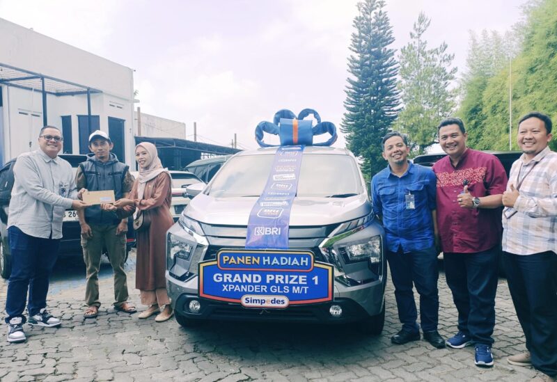 HADIAHNYA NYATA: Pinca BRI Sukabumi, Duta Okki Wicaksono (kiri) menyerahkan hadiah mobil Xpander langsung kepada pemenang PHS Semester II/2024 yang juga nasabah BRI Unit Sukabumi Timur Sukabumi, Resa Restu Efendi disaksikan para kepala unit di kantor BRI BO Sukabumi Jalan Jenderal A Yani No.38 Kota Sukabumi, Jumat(8/8/2025).(sri/radarsukabumi)