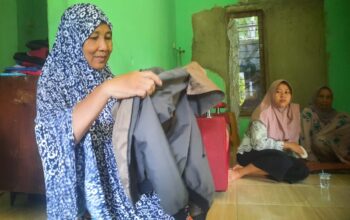Nenek korban menunjukkan pakaian cucunya saat persekusi. (Foto: Nandi/Radar Sukabumi)