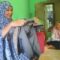 Nenek korban menunjukkan pakaian cucunya saat persekusi. (Foto: Nandi/Radar Sukabumi)