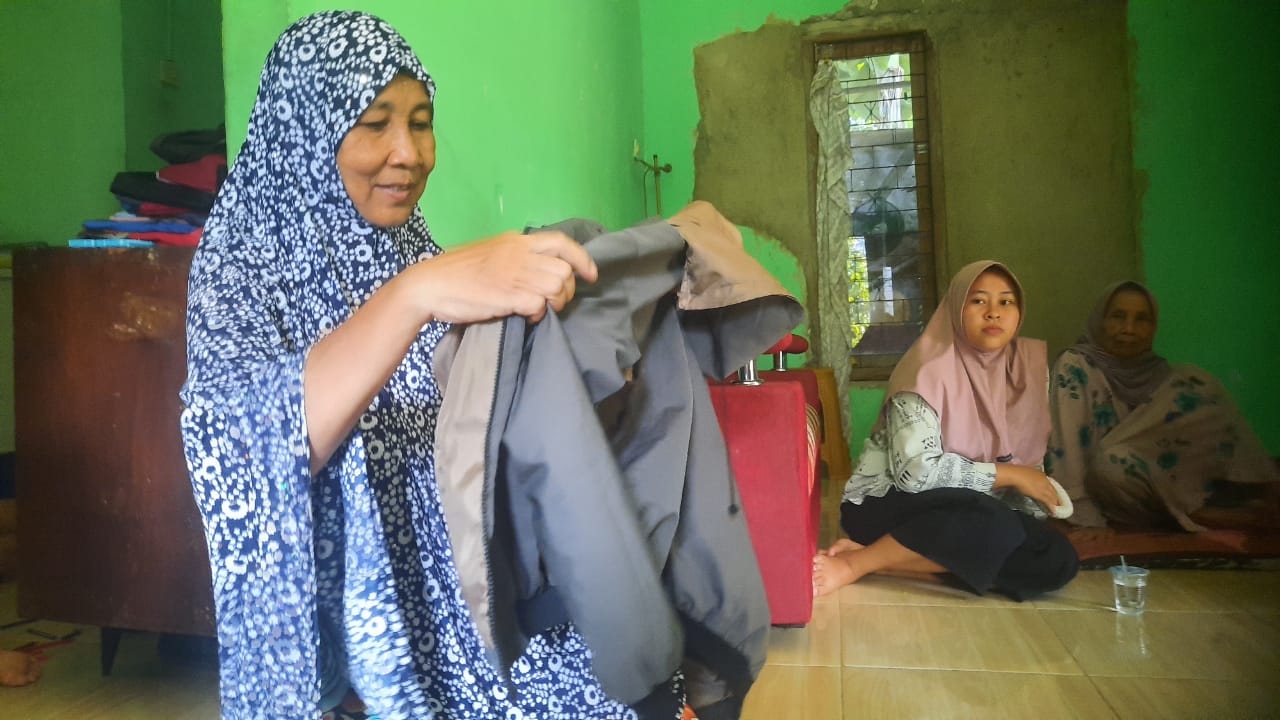 Nenek korban menunjukkan pakaian cucunya saat persekusi. (Foto: Nandi/Radar Sukabumi)