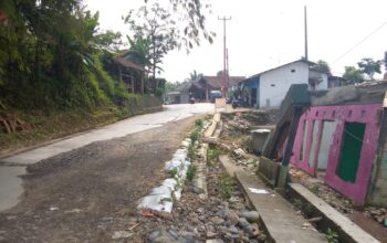 Sebuah rumah milik Rimansyah (40), yang sebelumnya terdampak bencana retakan tanah pada Desember 2024, dibongkar oleh kontraktor proyek perbaikan ruas Jalan Nyalindung–Sagaranten.