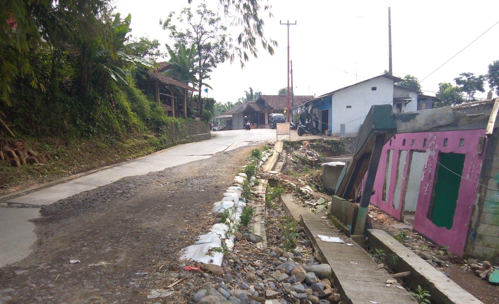 Sebuah rumah milik Rimansyah (40), yang sebelumnya terdampak bencana retakan tanah pada Desember 2024, dibongkar oleh kontraktor proyek perbaikan ruas Jalan Nyalindung–Sagaranten.