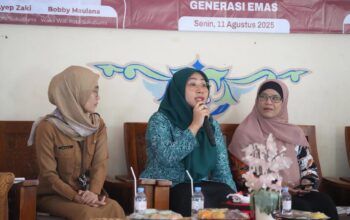 MENJELASKAN: Ketua TP-PKK Kota Sukabumi, Ranty Rachmatilah saat membuka Bimtek dan Peningkatan Kapasitas Kader Posyandu Tataliwargi se-Kelurahan Cikundul, Senin (11/8).