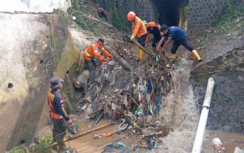 Personel BPBD saat melakukan penanganan TPT ambruk.(Foto: Untuk Radar Sukabumi)