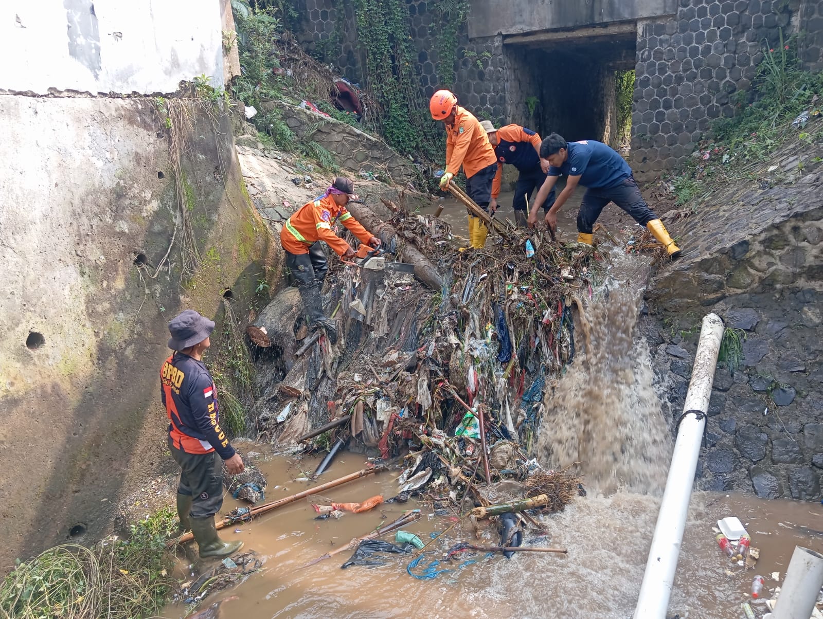 Personel BPBD saat melakukan penanganan TPT ambruk.(Foto: Untuk Radar Sukabumi)