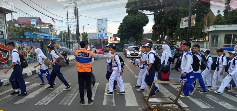 PENGAMANAN: Sejumlah petugas Dishub Kota Sukabumi saat melakukan pengawasan dan pengendalian lalu lintas di sejumlah titik rawan kemacetan di wilayah kerjanya, belum lama ini.