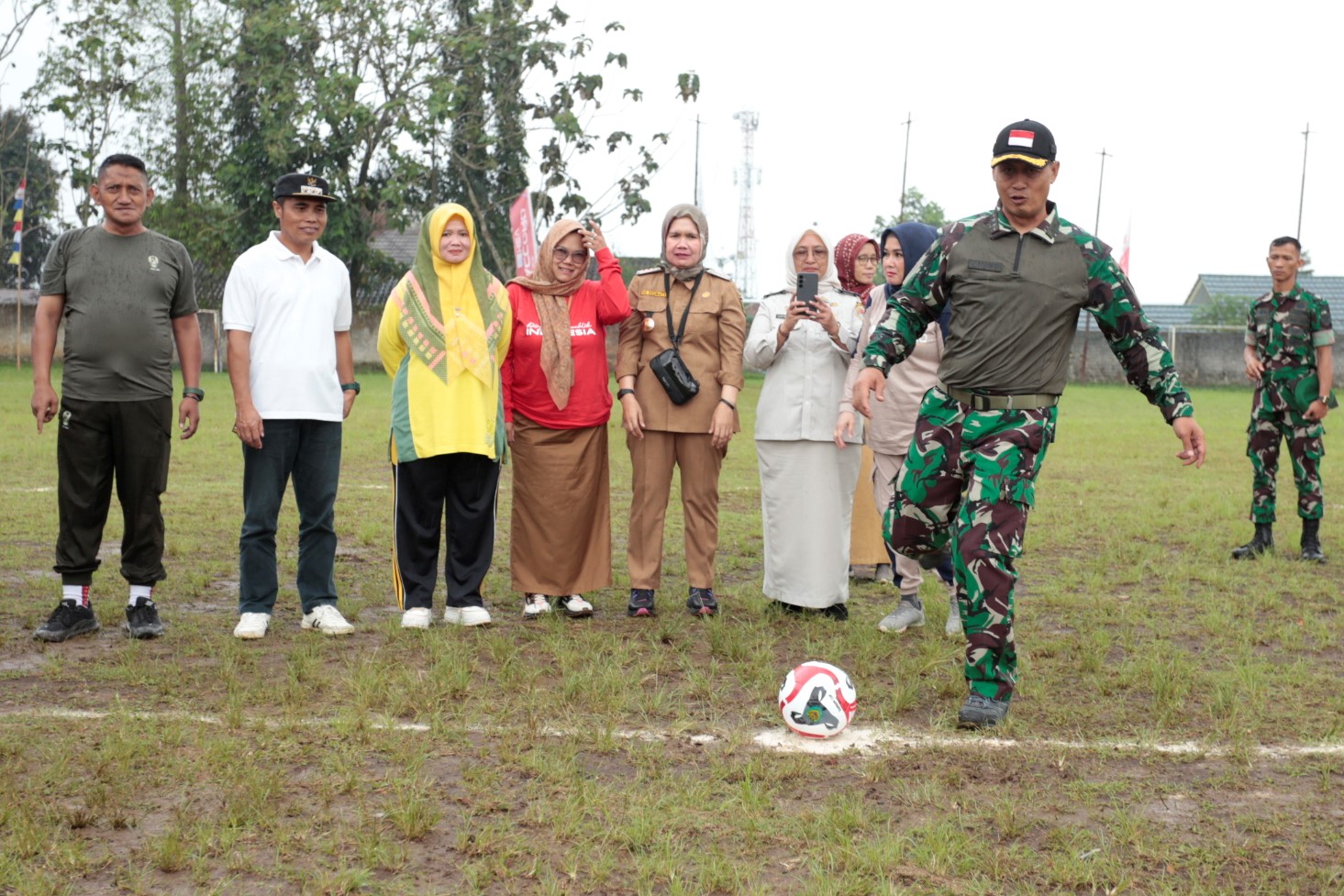 Sorak sorai penonton menggema di Lapangan Kodim 0607/Kota Sukabumi, Senin pagi (11/8), saat Turnamen Sepak Bola Dandim Cup 2025 resmi dibuka.