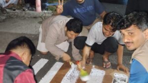 Mahasiswa KKN Nusa Putra Buat Zebra Cross di Titik Rawan Kecelakaan di Desa Karangpapak Sukabumi