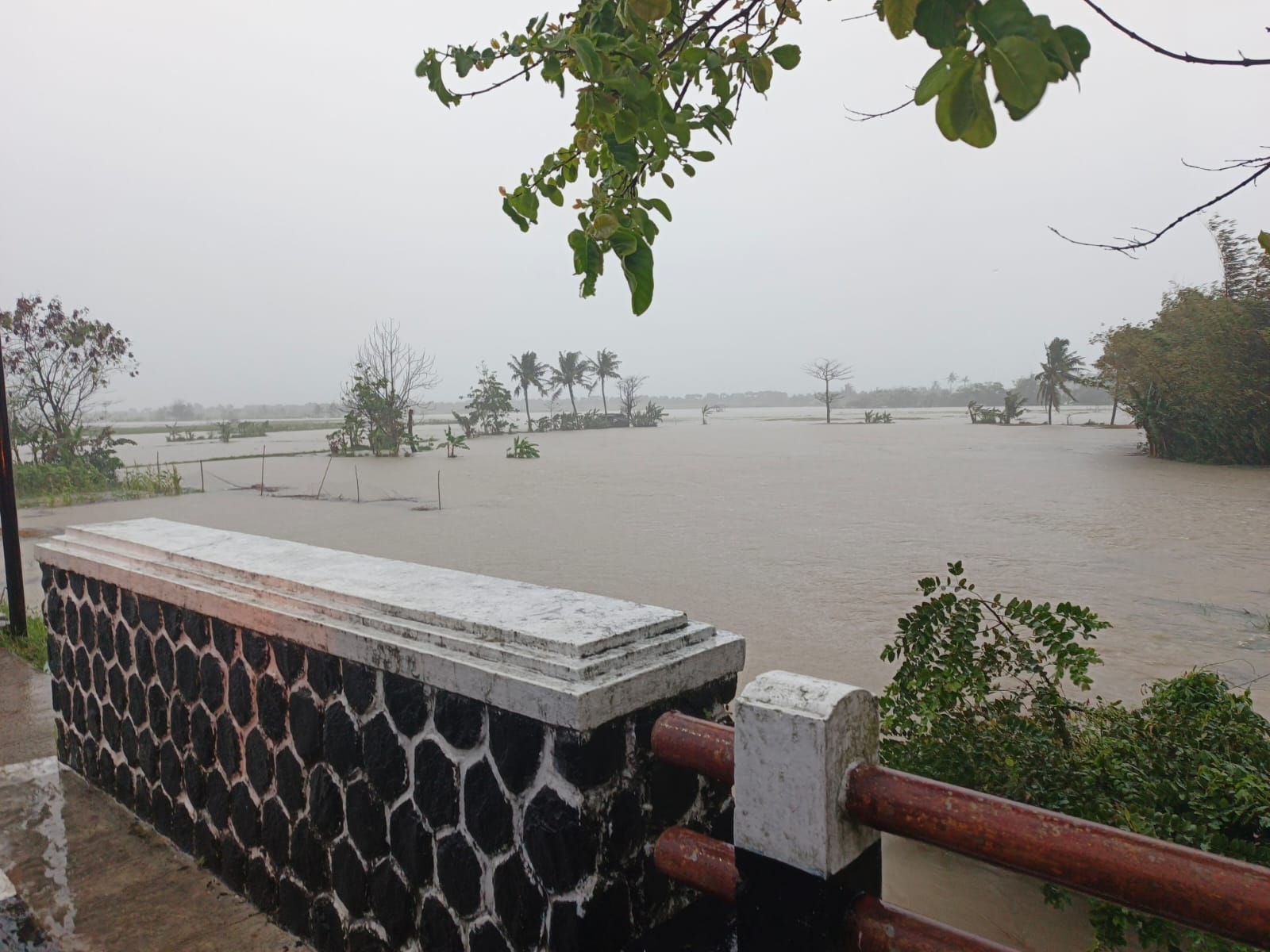 Hujan deras yang mengguyur wilayah Kecamatan Tegalbuleud, Kabupaten Sukabumi, sejak Senin sore (11/8/2025) hingga Selasa pagi (12/8/2025), menyebabkan banjir melanda sepanjang aliran Sungai Ciparanje