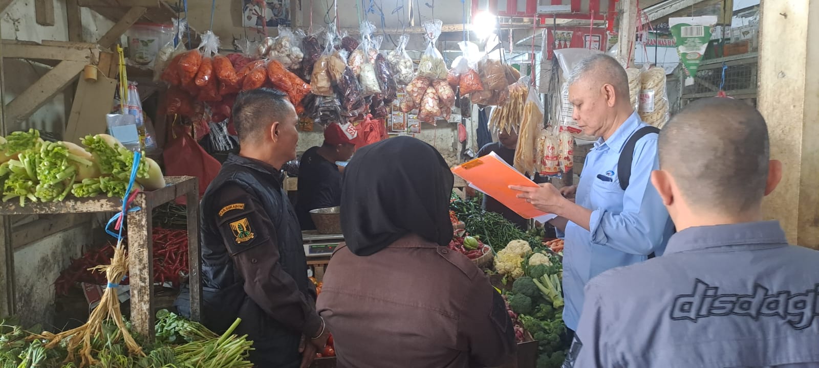 Petugas Disdagin dan BPKP Jabar saat monitoring pasokan bahan pokok di Pasar Sukaraja