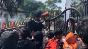Aktivis Cidahu Sukabumi Geruduk Gedung Sate, Tagih Janji Gubernur Atasi Perusakan Hutan Gunung Salak