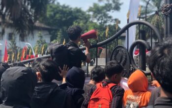 Aliansi Aktivis Kota mendatangi Gedung Sate, Bandung, menuntut Gubernur Jawa Barat,