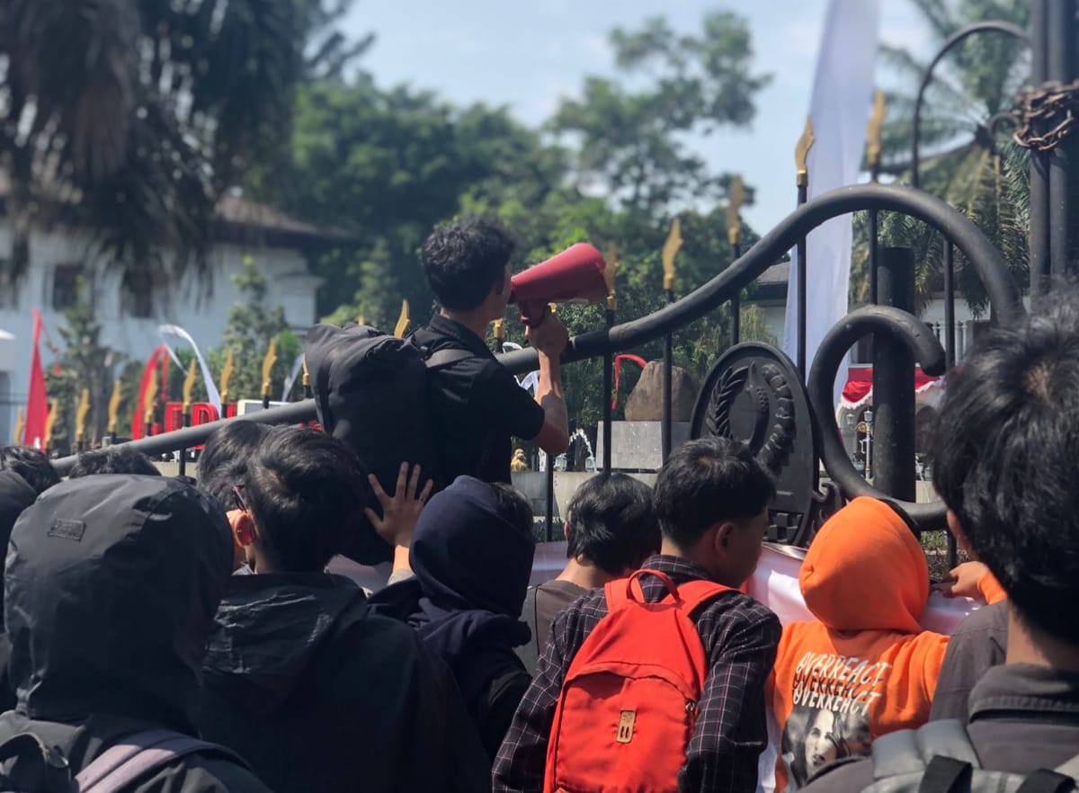 Aliansi Aktivis Kota mendatangi Gedung Sate, Bandung, menuntut Gubernur Jawa Barat,