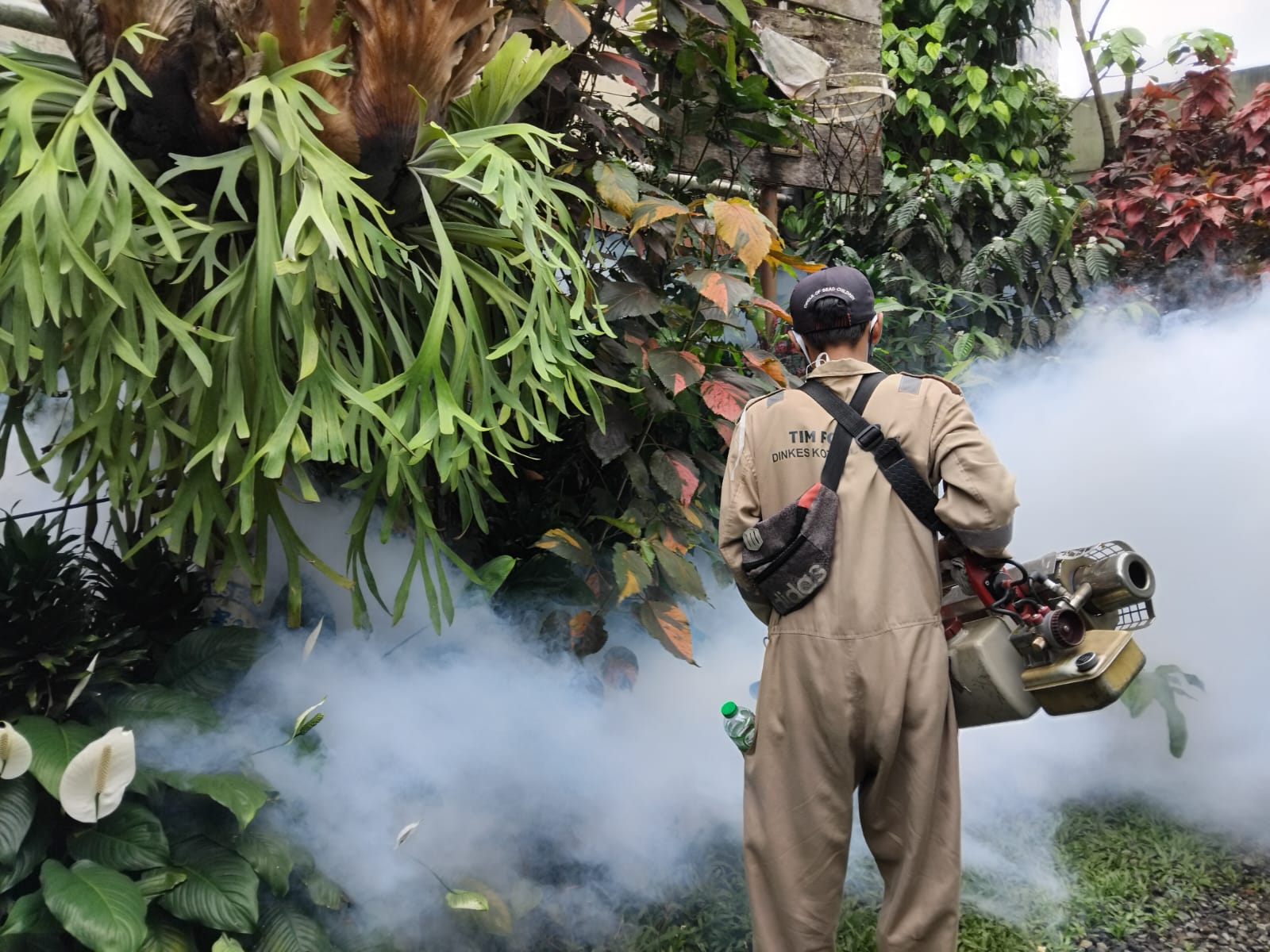 Petugas saat melakukan fogging di Kelurahan Gunungparang – IST/RADARSUKABUMI