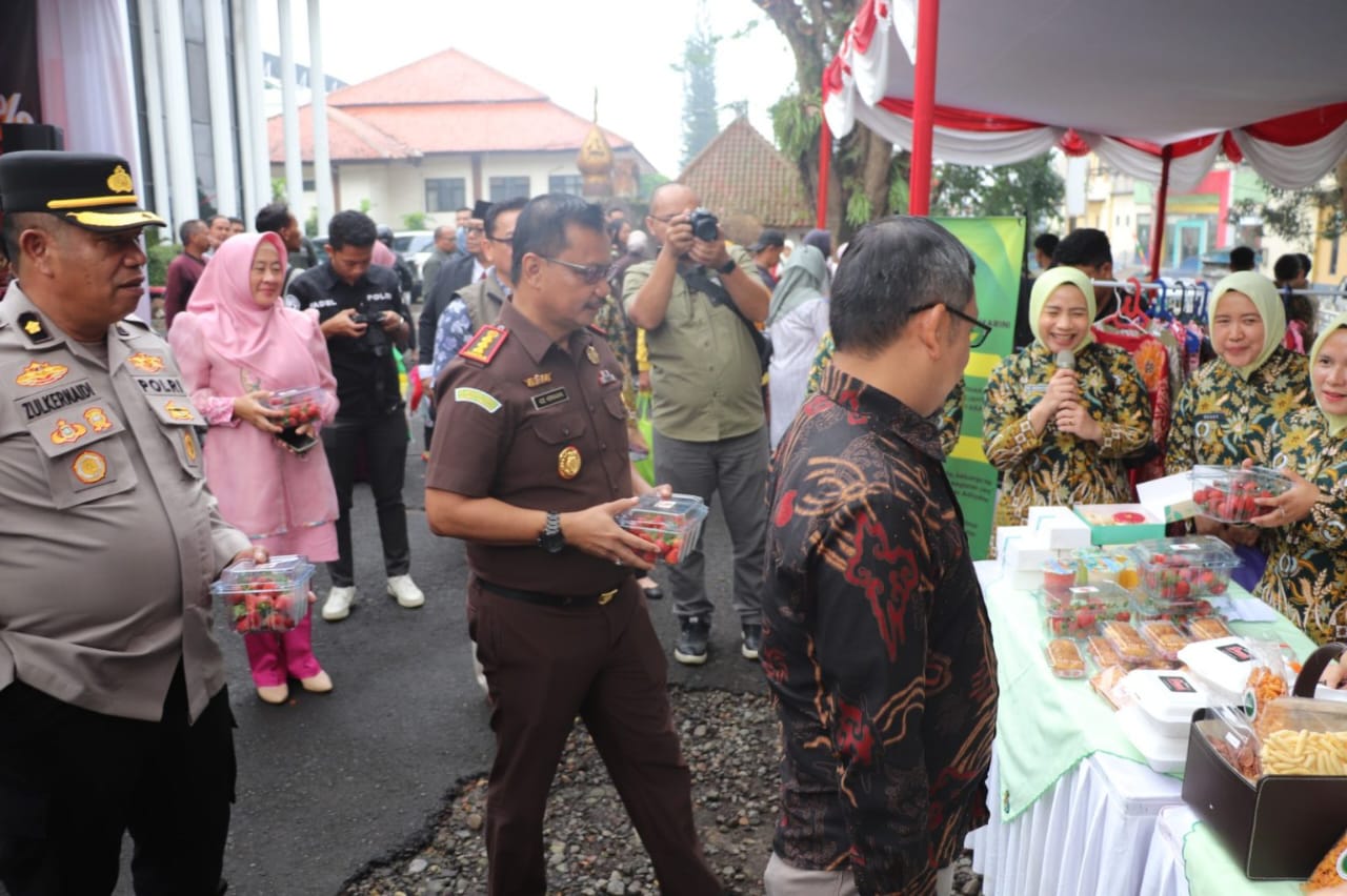 PASAR MURAH : Suasana pasar murah dan bazar UMKM di Gedung Pusat Kajian Islam – BAMBANG/RADARSUKABUMI