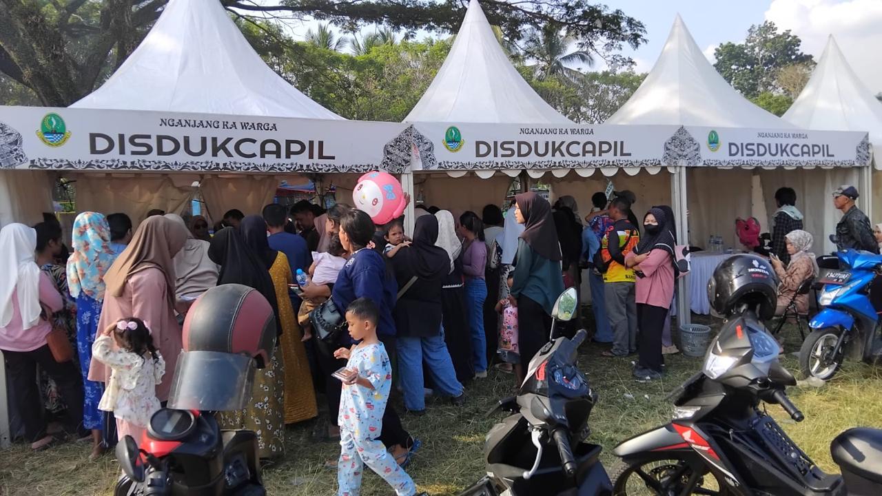 Warga saat antre mengurus dokumen adminduk melalui program Abdi Nagri Nganjang Ka Warga (ANNKW) di Palabuhanratu.