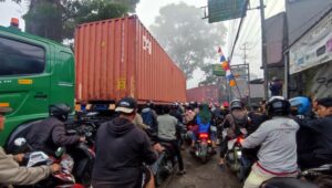Evakuasi Dramatis Kontainer di Parungkuda, Lalu Lintas Lumpuh 3 Jam