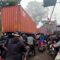 Suasana kemacetan akibat kontainer melintang di jalur Parungkuda–Pakuwon – UNTUK/RADARSUKABUMI