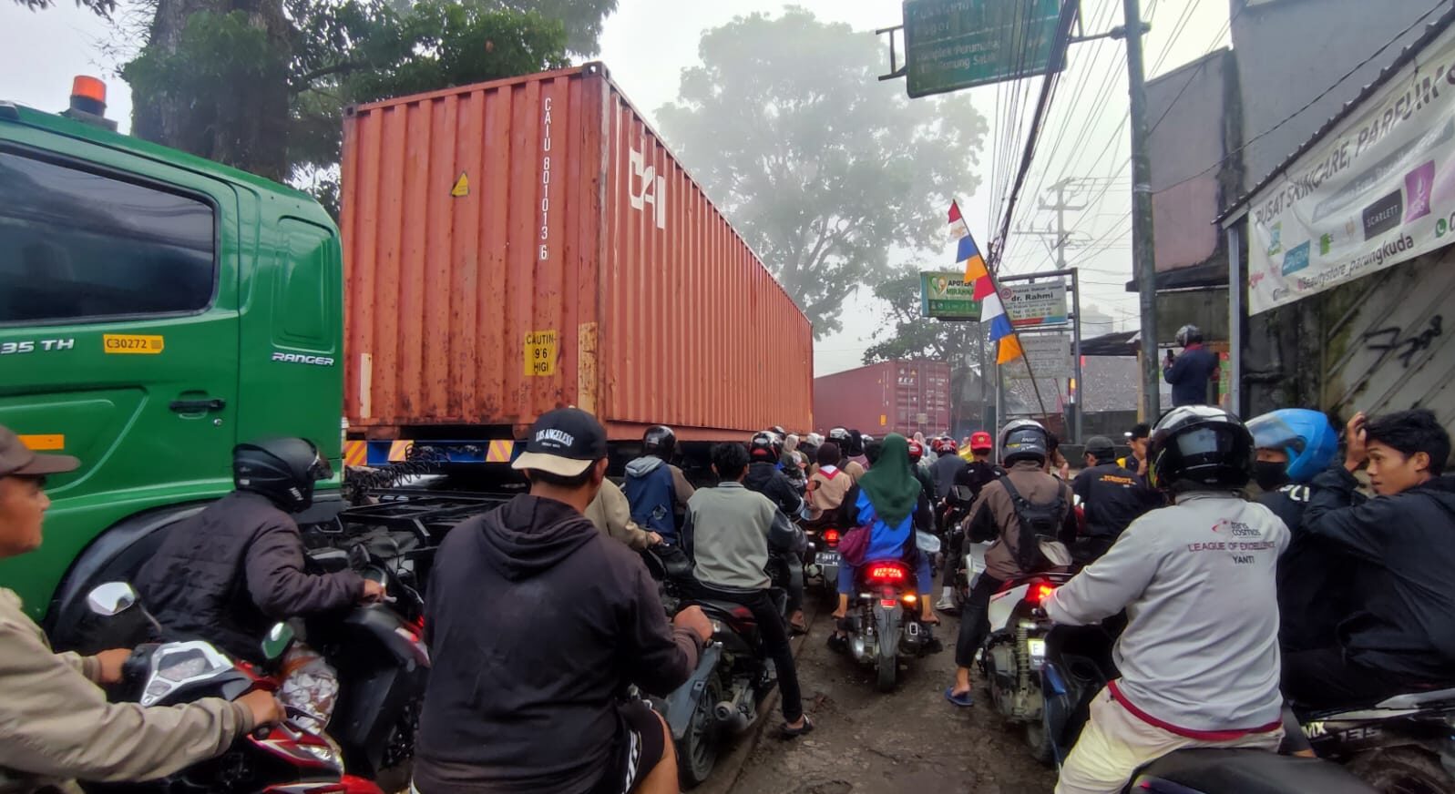 Suasana kemacetan akibat kontainer melintang di jalur Parungkuda–Pakuwon – UNTUK/RADARSUKABUMI