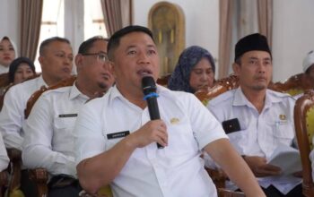 SAMBUTAN : Wakil Bupati Sukabumi, Andreas, saat memberikan sambutan dalam acara Penilaian Kerja TPPS Kabupaten Sukabumi 2025, yang digelar secara virtual di Gedung Negara Pendopo Sukabumi, tepatnya di ruas Jalan Raya Ahmad Yani, Kecamatan Warudoyong, Kota Sukabumi pada Rabu (13/8).