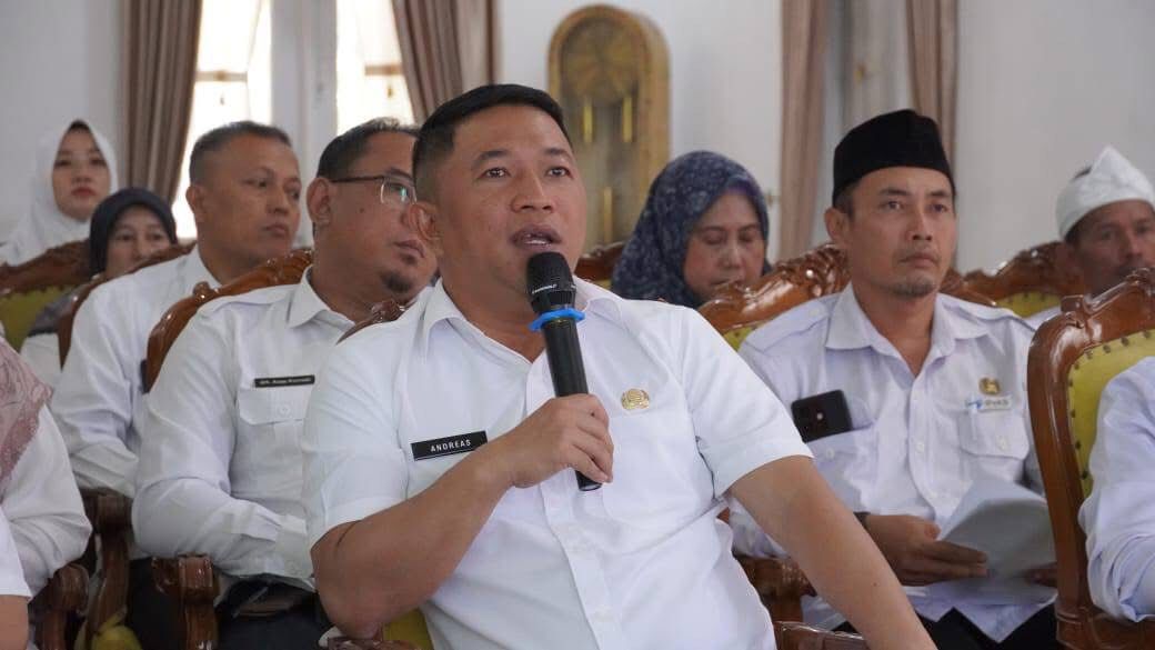 SAMBUTAN : Wakil Bupati Sukabumi, Andreas, saat memberikan sambutan dalam acara Penilaian Kerja TPPS Kabupaten Sukabumi 2025, yang digelar secara virtual di Gedung Negara Pendopo Sukabumi, tepatnya di ruas Jalan Raya Ahmad Yani, Kecamatan Warudoyong, Kota Sukabumi pada Rabu (13/8).