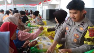 Polres Sukabumi Kota Salurkan 5 Ton Beras Super Lewat Gerakan Pangan Murah