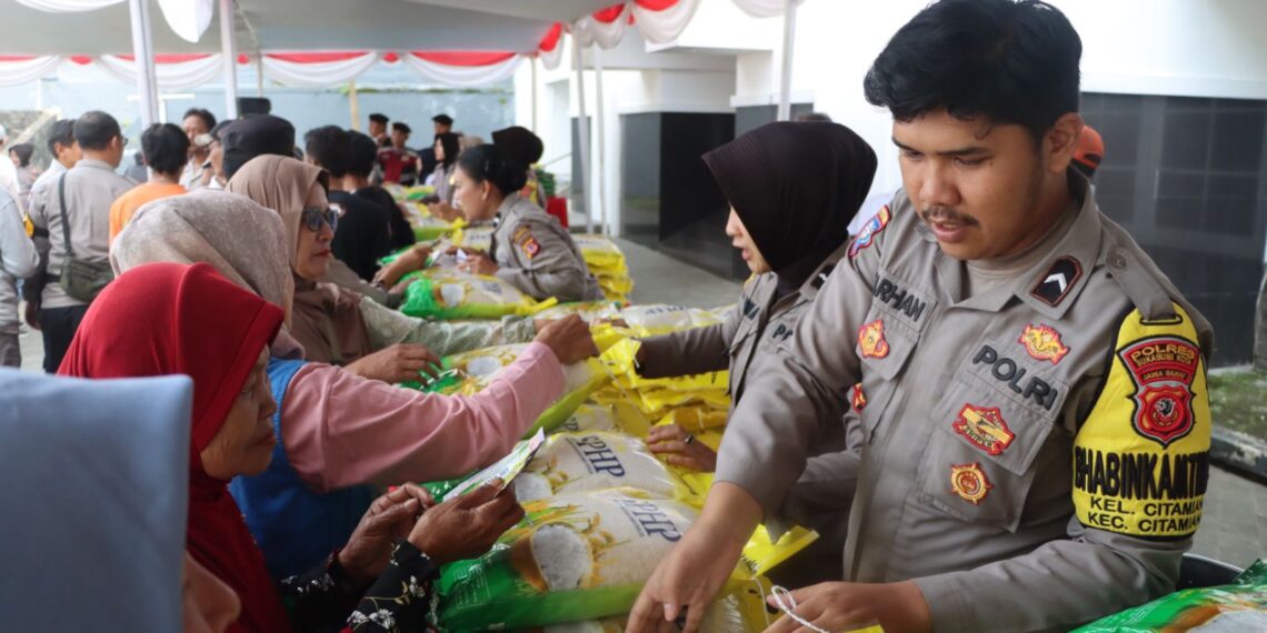 PANGAN MURAH: Polres Sukabumi Kota menggelar Gerakan Pangan Murah di halaman Gedung Juang 45 Kota Sukabumi, Rabu (13/8).