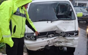 RINGSEK : Petugas Kepolisian saat menunjukan mobil Suzuki Pick bernomor polisi F 8116 OP yang terlibat adu banteng dengan sepeda motor Honda Beat bernomor polisi F 3146 OW di Jalan Raya Selabintana, Kilometer 3,5, Panjalu, Desa Warnasari, Kecamatan Sukabumi pada Kamis (14/8) pagi.