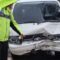 RINGSEK : Petugas Kepolisian saat menunjukan mobil Suzuki Pick bernomor polisi F 8116 OP yang terlibat adu banteng dengan sepeda motor Honda Beat bernomor polisi F 3146 OW di Jalan Raya Selabintana, Kilometer 3,5, Panjalu, Desa Warnasari, Kecamatan Sukabumi pada Kamis (14/8) pagi.