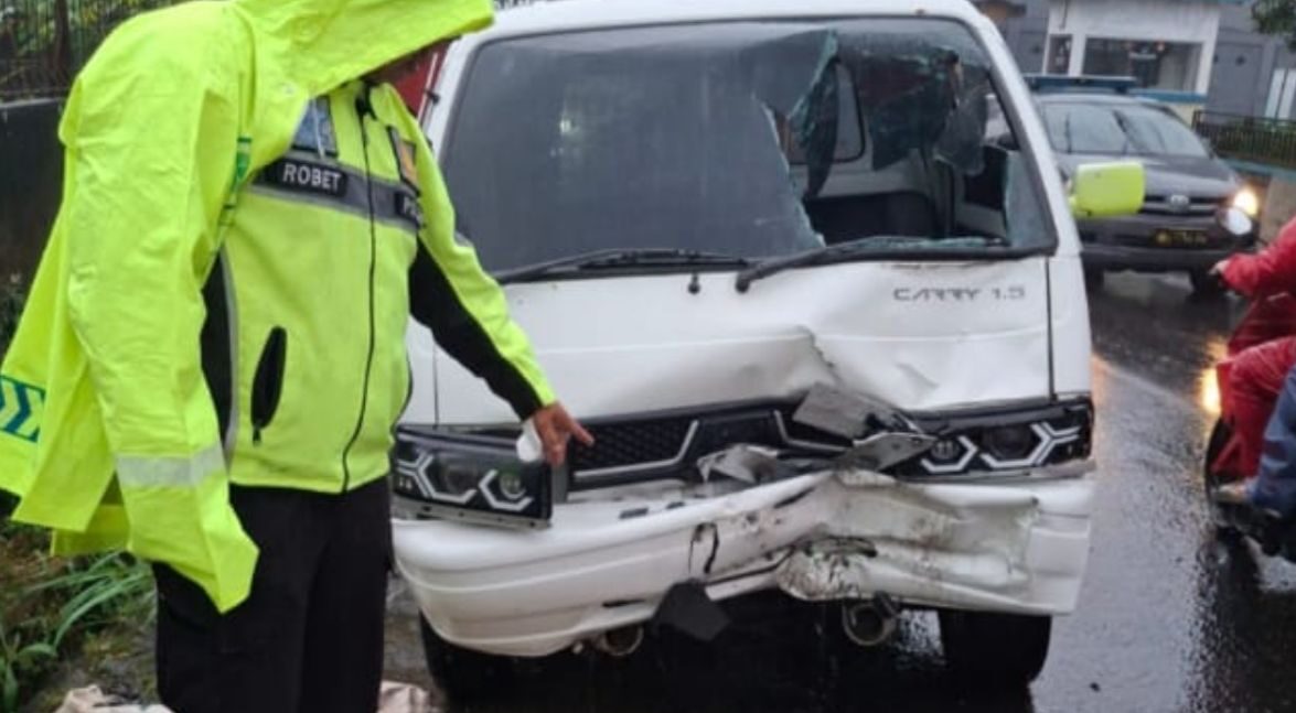 RINGSEK : Petugas Kepolisian saat menunjukan mobil Suzuki Pick bernomor polisi F 8116 OP yang terlibat adu banteng dengan sepeda motor Honda Beat bernomor polisi F 3146 OW di Jalan Raya Selabintana, Kilometer 3,5, Panjalu, Desa Warnasari, Kecamatan Sukabumi pada Kamis (14/8) pagi.