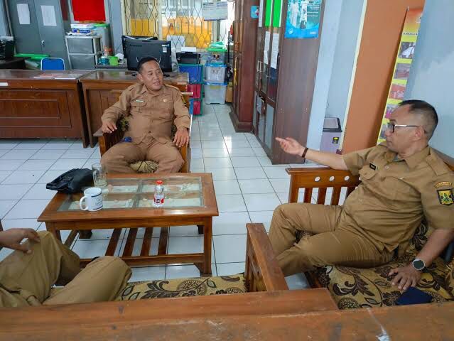 Kadinsos Kabupaten Sukabumi, Wawan, saat koordinasi dengan Sekretaris Dinsos, Masykur Alawi dan jajarannya.