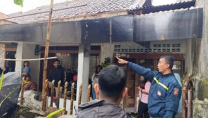 Aksi Pria Lompat Atap Rumah Warga di Cikole Berakhir Diamankan Polisi