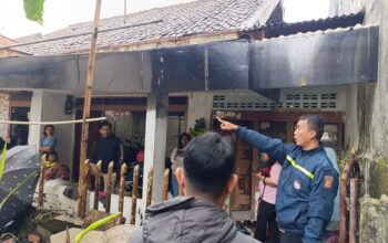 FT: BAMBANG/RADARSUKABUMI OLAH TKP: Sejumlah petugas Kepolosian saat melakukan olah TKP di Gang Ajid I, Kelurahan Gunungparang, Kecamatan Cikole, Kota Sukabumi, Kamis (14/8).