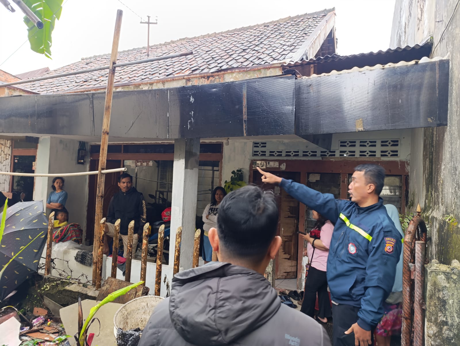 FT: BAMBANG/RADARSUKABUMI OLAH TKP: Sejumlah petugas Kepolosian saat melakukan olah TKP di Gang Ajid I, Kelurahan Gunungparang, Kecamatan Cikole, Kota Sukabumi, Kamis (14/8).