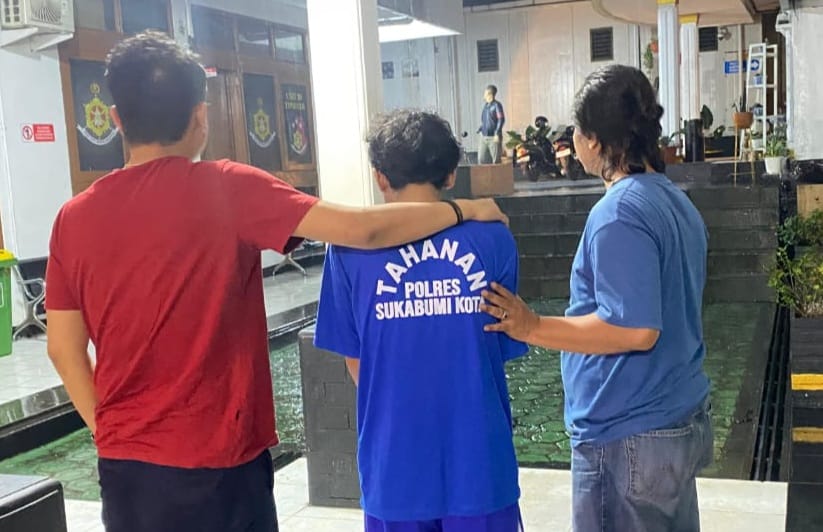 DIAMANAKAN: Seorang pria berinisial FR (36) yang diduga hendak mengedarkan sabu berhasil diamankan jajaran Satnarkoba Polres Sukabumi Kota, Kamis (14/8).