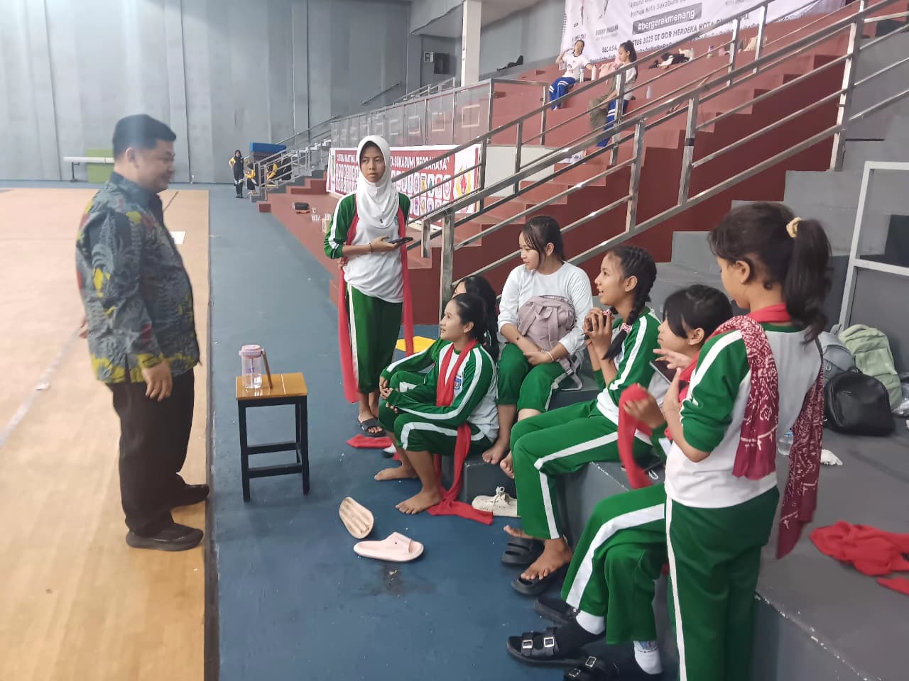 Sejumlah siswa SMP saat latihan tarian kolosal di GOR Merdeka Kota Sukabumi, Kamis (14/8).(FT: BAMBANG / RADARSUKABUMI)