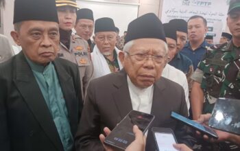 FT: BAMBANG/RADARSUKABUMI ANTUSIAS: Mantan Wakil Presiden RI, Ma'ruf Amin saat menghadiri Holaqoh transformasi untuk kebangkitan Pondok Pesantren di Sukabumi, Kamis (14/8).