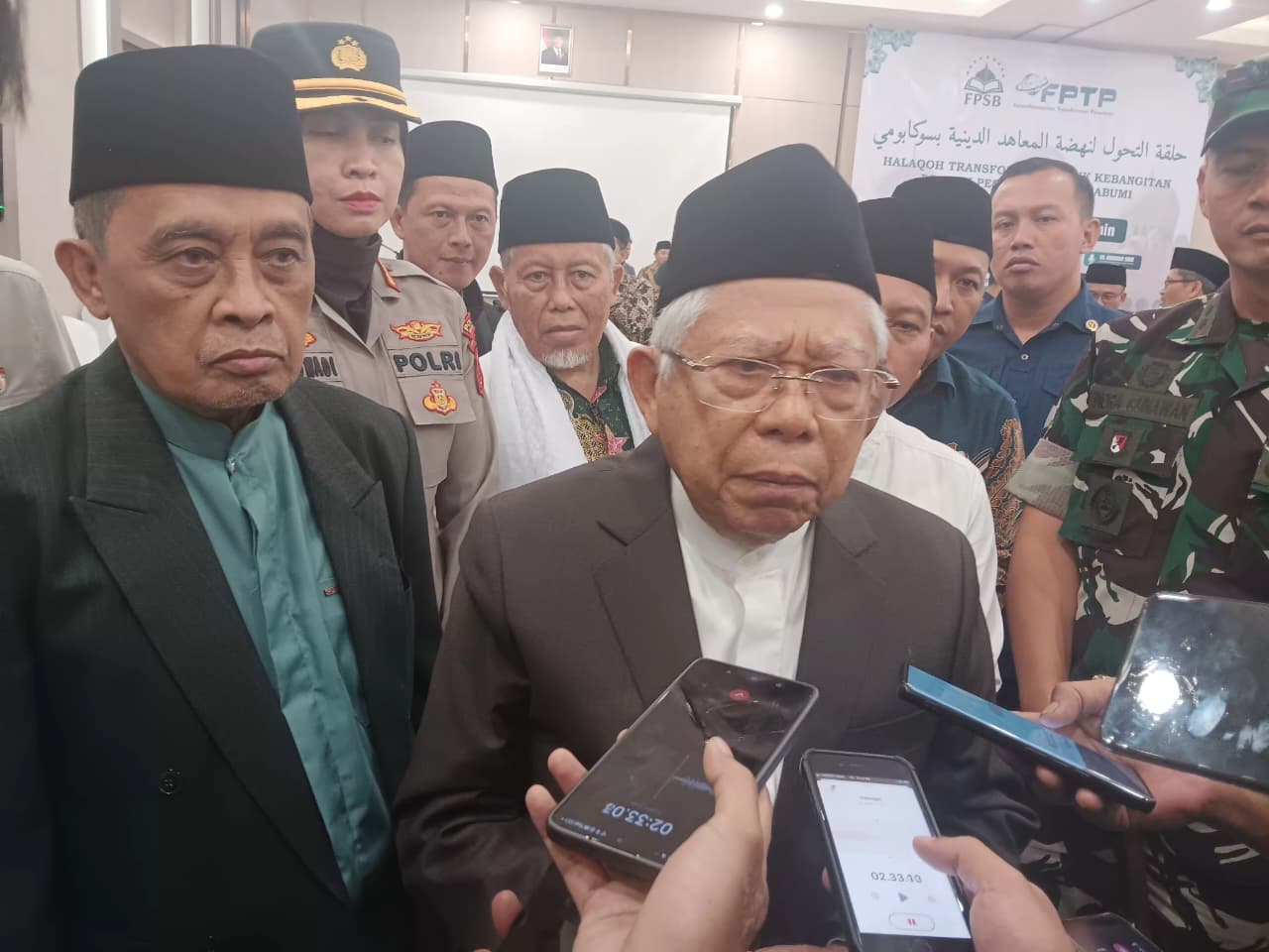 FT: BAMBANG/RADARSUKABUMI ANTUSIAS: Mantan Wakil Presiden RI, Ma'ruf Amin saat menghadiri Holaqoh transformasi untuk kebangkitan Pondok Pesantren di Sukabumi, Kamis (14/8).