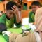 DIPERIKSA : Petugas medis saat memeriksa kesehatan siswa di salah satu sekolah SMP yang ada di wilayah Kabupaten Sukabumi.