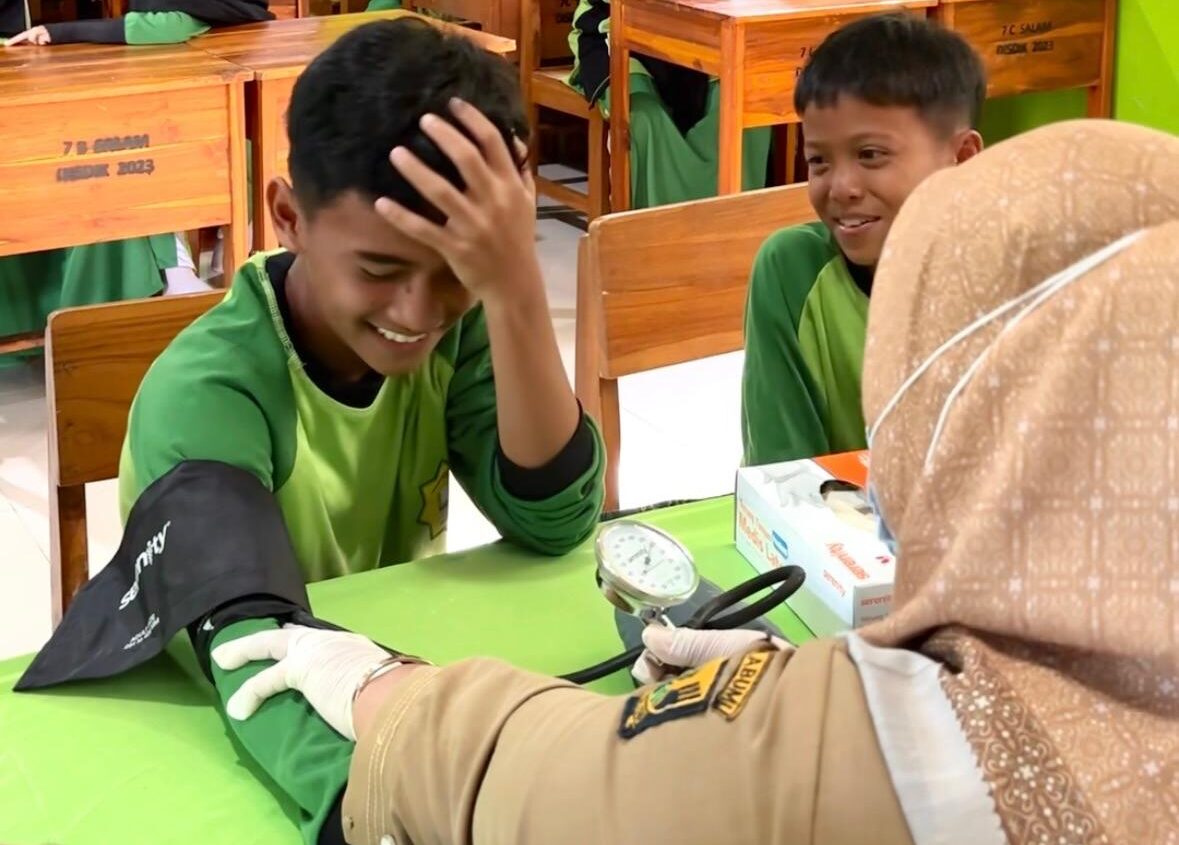 DIPERIKSA : Petugas medis saat memeriksa kesehatan siswa di salah satu sekolah SMP yang ada di wilayah Kabupaten Sukabumi.