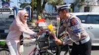 Satlantas Polres Sukabumi Kota Hentikan Lalu Lintas, Bagikan Buket Bunga di Detik Proklamasi
