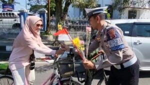 Satlantas Polres Sukabumi Kota Hentikan Lalu Lintas, Bagikan Buket Bunga di Detik Proklamasi