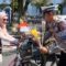 PEMBAGIAN BUKET: Anggota Satlantas Polres Sukabumi Kota membagikan buket bunga kepada pengendara.(FT: IST)