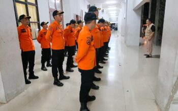 Kalak BPBD Kabupaten Sukabumi, Deden Sumpena, memberikan arahan kepada jajarannya sebelum pawai obor malam.