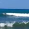 SURFING INTERNASIONAL: Suasana saat para peselancar beraksi di Pantai Cimaja, Kecamatan Cikakak, Kabupaten Sukabumi.